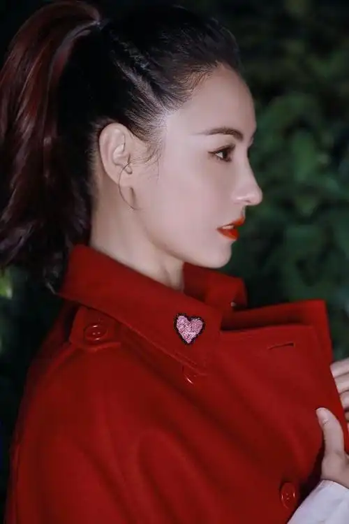 张柏芝新春写真颜值超高穿俏皮红唇装喜庆贺新年