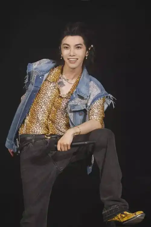 华晨宇演唱会上哈欠连天,造型奇特,网友评价不佳_专业_穿着_个性