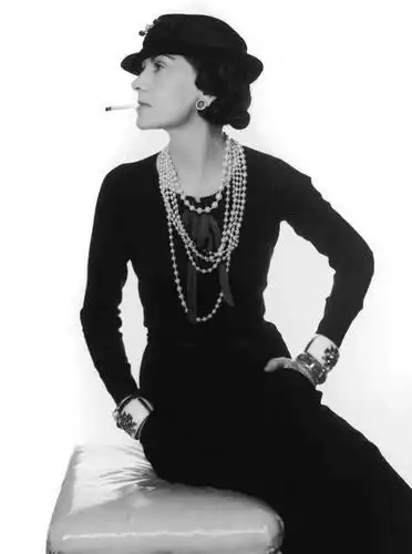 "上世纪中期,奥黛丽·赫本最经典的小黑裙配珍珠项链的荧幕形象,给