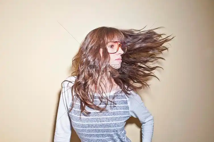 戴眼镜的女人甩头发