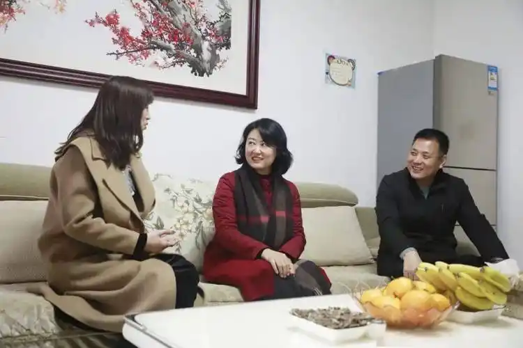 邢台市任泽区委书记杨蕾看望慰问医务工作者