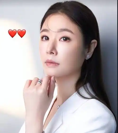 林心如晒乖巧照片,和羊驼一起合影,侯佩岑跟着开心围观_霍建华_台北_