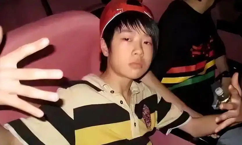 王一博17岁以男团成员身份出道.小小年纪,独自在异乡追寻梦想.