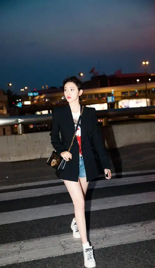 唐艺昕夜色机场街拍图片_明星_美桌图片库