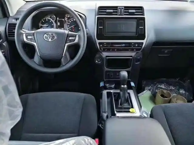 丰田霸道2.8柴油内依旧是高级丝绒座椅