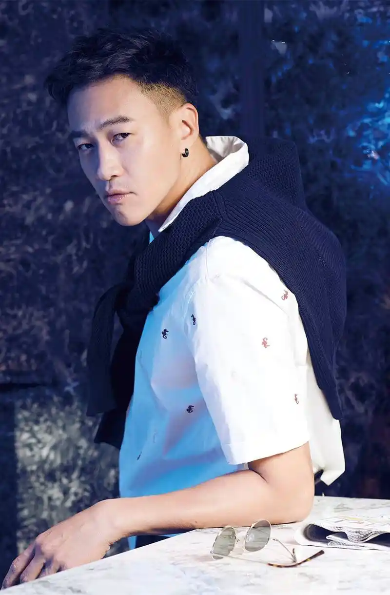 何润东小时候在加拿大上学时遭到过当地学生的霸凌.