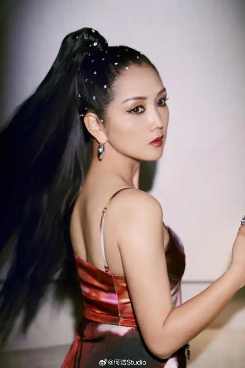 37岁何洁近照瘦了一大圈穿吊带裙妩媚性感天鹅颈锁骨窝超养眼