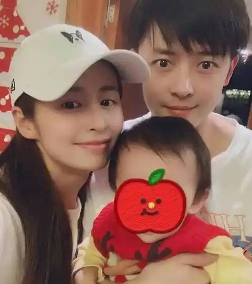 大方晒女儿近照,小月亮3岁就长成"妲己脸"_孩子_付辛博_父母