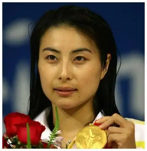 郭晶晶近照黑裙惊艳!夸她"富贵相"怎能不土气,反而