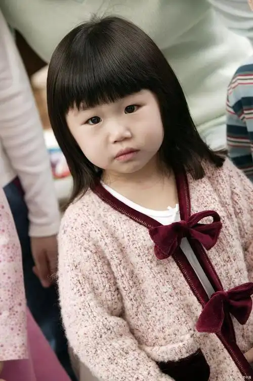 这个小姑娘,曾是童星界的宠儿,如今在成长的道路上绽放光彩.