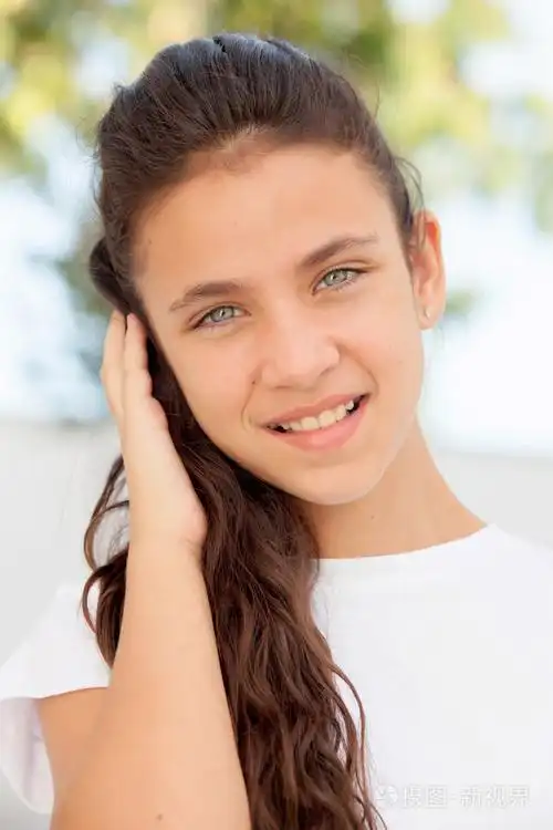 微笑的蓝眼睛的女孩