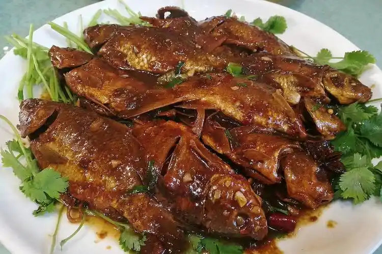 周末请朋友农家乐吃特色菜,菜多盘子大,味道香