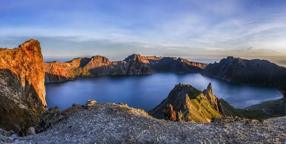 画面左边是长白山主峰白头峰(朝鲜称长白山为白头山)