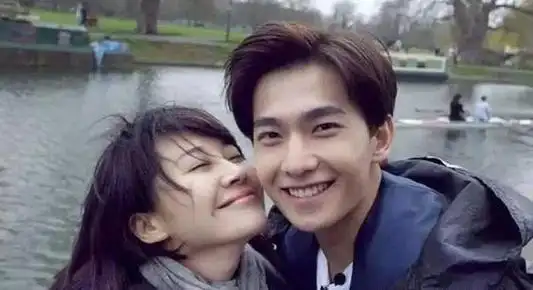 即便与年轻偶像杨洋站在一起,也毫无不搭之处.