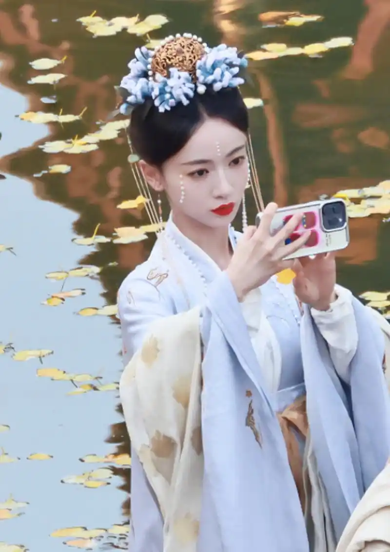 吴谨言墨雨云间饭拍路透,这个珍珠贴面妆很赞,精致呢 #吴谨言电视剧