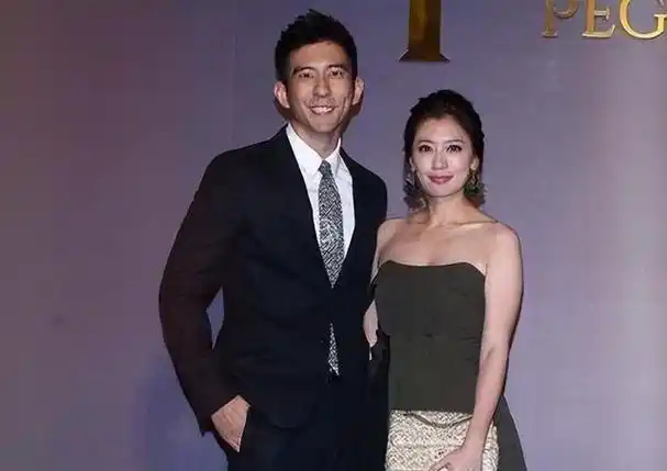 后来何润东结婚时,他的前女友们全都带着各自的老公出席了,像是贾静雯