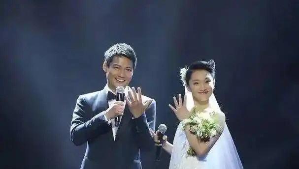 跳楼身亡,开车撞刘涛老公,移情别恋追王菲,周迅爱过的8个男人_挂历