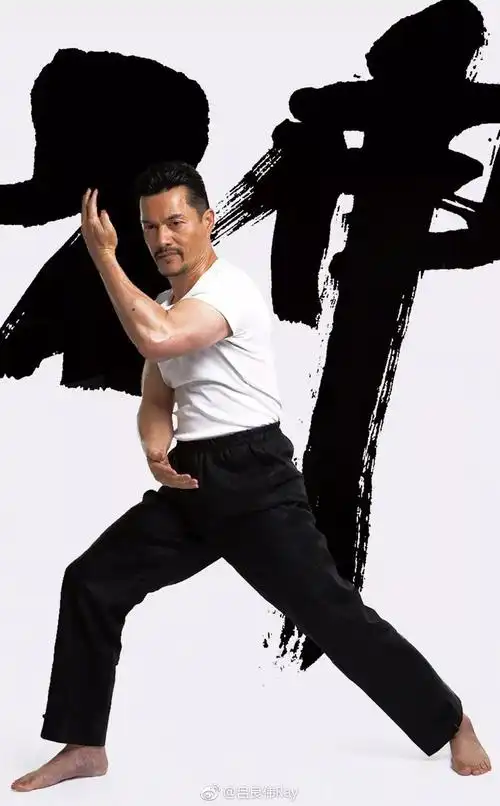 吕良伟的这身材有63岁看完只想问有人组队扎马步吗