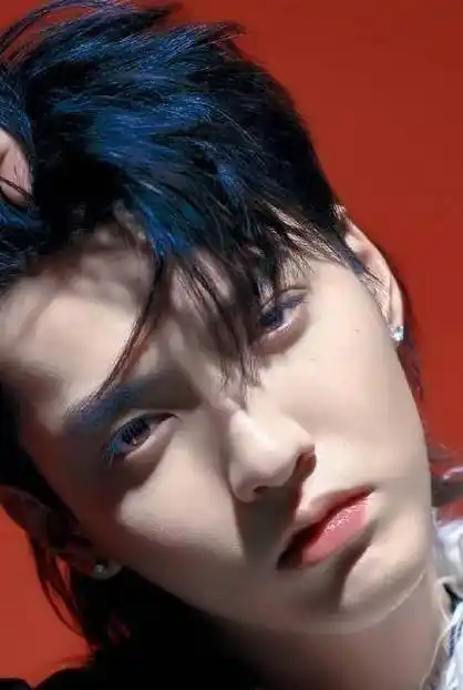 蔡徐坤宠粉狂魔蔡徐坤,是现在当红的流量小生,有着魅惑众生的容颜以及