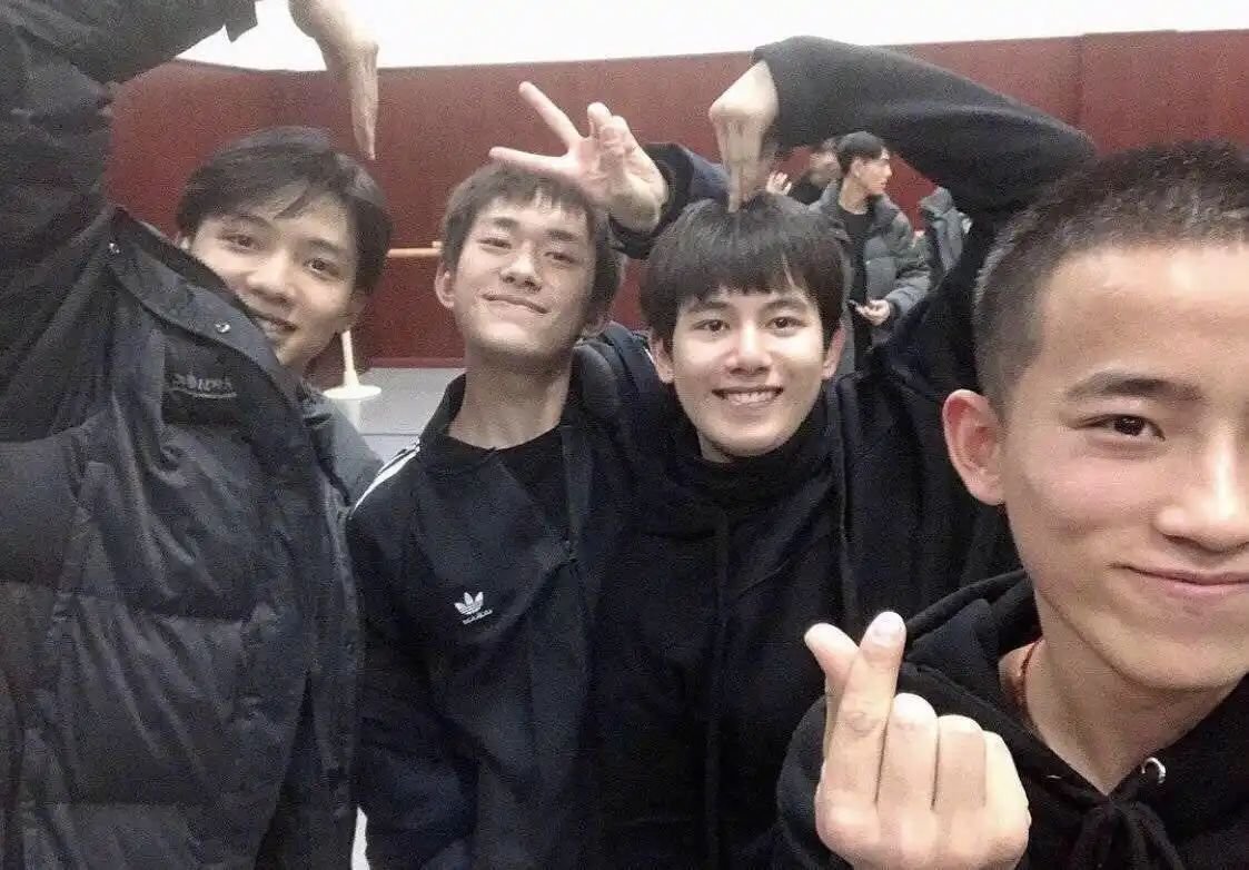 中戏期末大合影,易烊千玺胡先煦搞怪表情太可爱