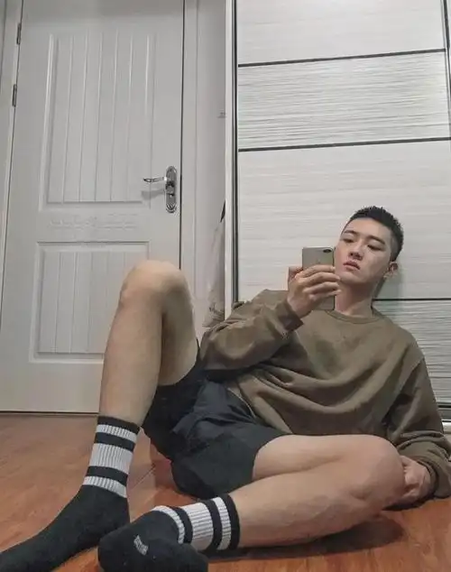 湖北腹肌小狼狗灰裤子刷屏,男生就该这样穿搭!|纯色|背心|配色|白t_网