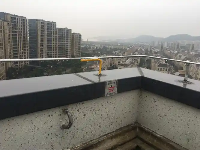 屋面防雷引下线交待清楚.