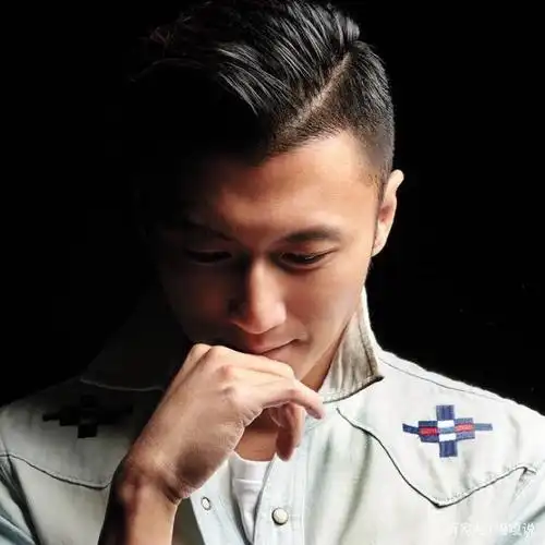 有网友心疼说我帮你种菜,谢霆锋更是担忧得回到:你的头像会把我的菜吃