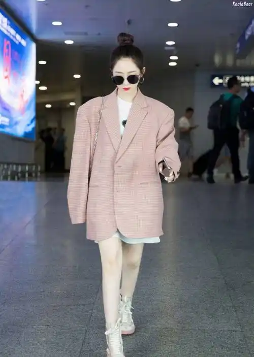 如果只看近图的话其实还好,但是全身图就可以发现孟美岐这身穿搭的