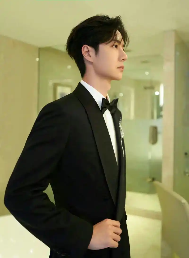 王一博#西装杀#侧颜#酷盖 - 抖音