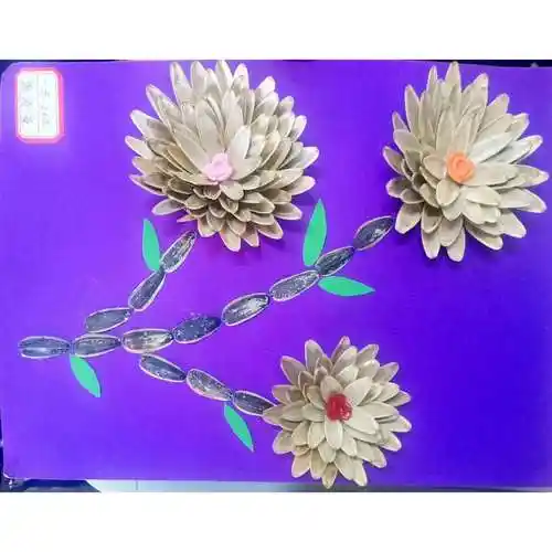 饶诗萱同学利用葵花籽壳做成了一幅画,多美!