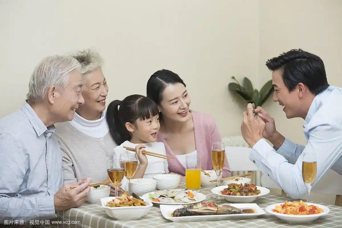 一家人快乐的用餐