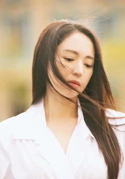 董璇的温柔优雅生活照:容颜柔美端庄,透露出一种优雅气质