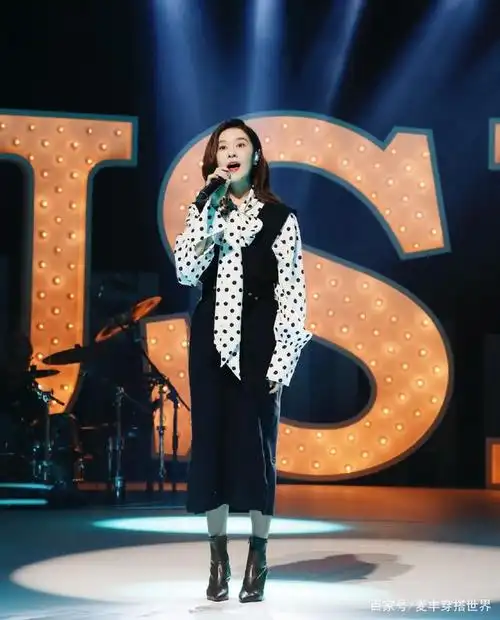 当年的前三名江映蓉,李霄云和黄英都逐渐销声匿迹,郁可唯却发展