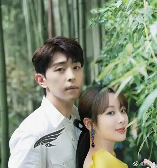 邓伦杨紫的甜蜜合照 你们觉得这对配不配呢