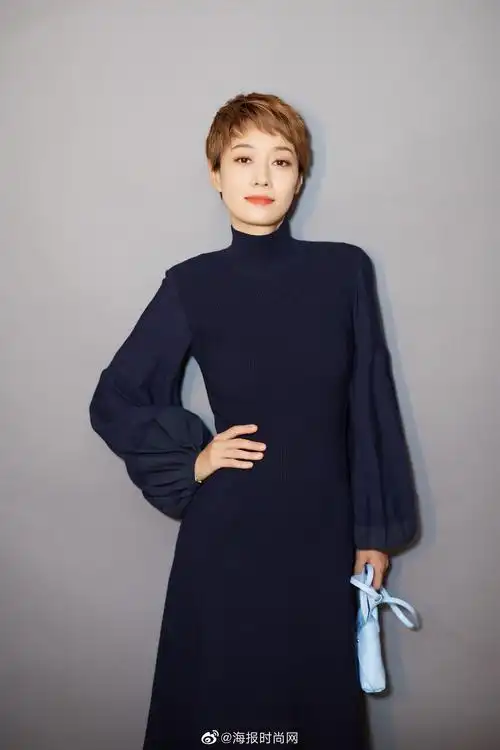 马伊琍 身着 蓝色针织连衣裙,优雅干练,展现精致曲线