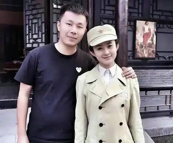 杨幂卷发穿军装翻车,和刘涛殷桃的"军装照"放一起,差别出来了_孙俪