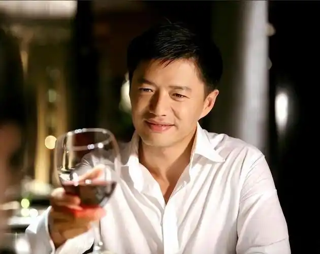 这句话恰如其分地描述了段奕宏,与当下众多"数字演员"相比,他对待演员