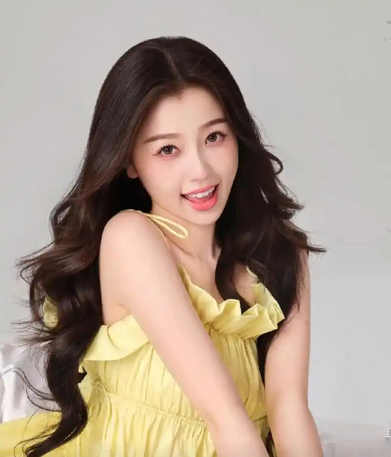 黄色吊带裙,衬得虞书欣越发娇媚可爱