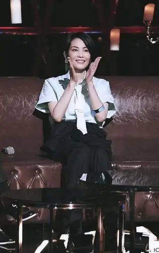 高瘦平的好处!王菲穿白衬衣黑西裤打领带,帅得能把女生掰弯