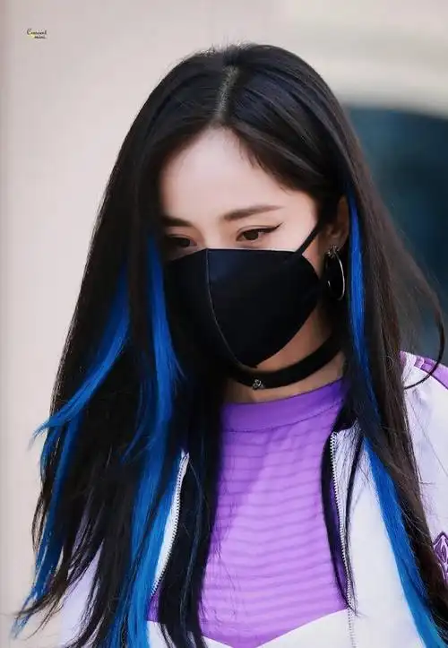 杨幂蓝色挑染造型曝光,最近尝试了很多发色,34岁少女感满满