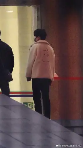 王俊凯分享190203王俊凯逐渐宽阔的肩背像影子追着光梦游