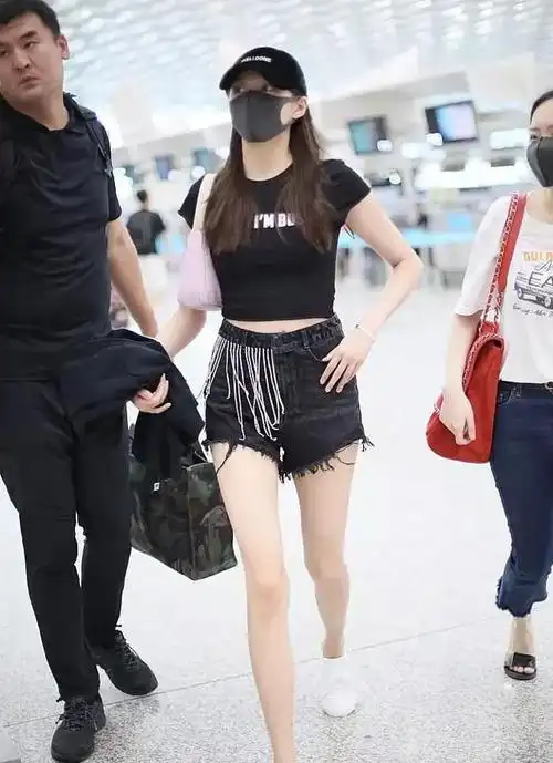 关晓彤和其他明星比腰看起来好粗.