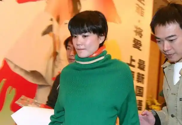 53岁王菲扮嫩有一套!剪齐刘海穿毛衣裙纯情堪比少女