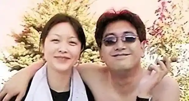 水均益:和瘫痪老婆离了,现在和小13岁的女主持过得咋样了?