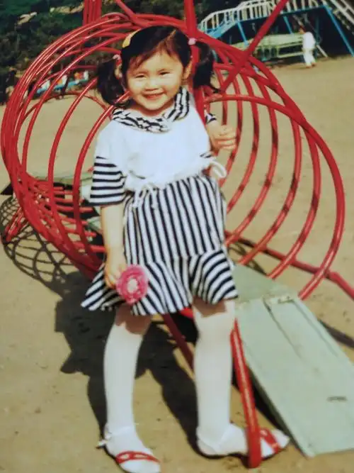 我用万静(乳名一妞妞)3个月至2-3岁的老照片18张,讲述了她成长的故事.