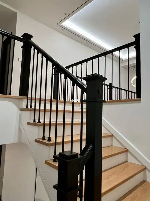 红橡木原木本色铁艺栏杆黑色扶手楼梯打完