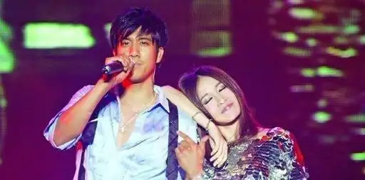 四,舒淇王力宏邀请舒淇出演自己mv的女主角,或许在这时互生了情愫.