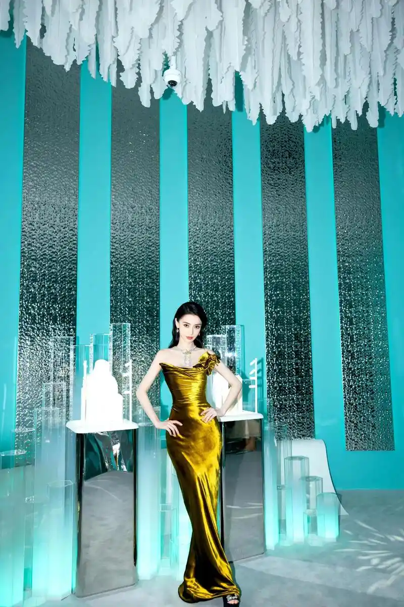 杨颖真的很适合当平面模特,一袭金色礼服大秀美背,确实漂亮