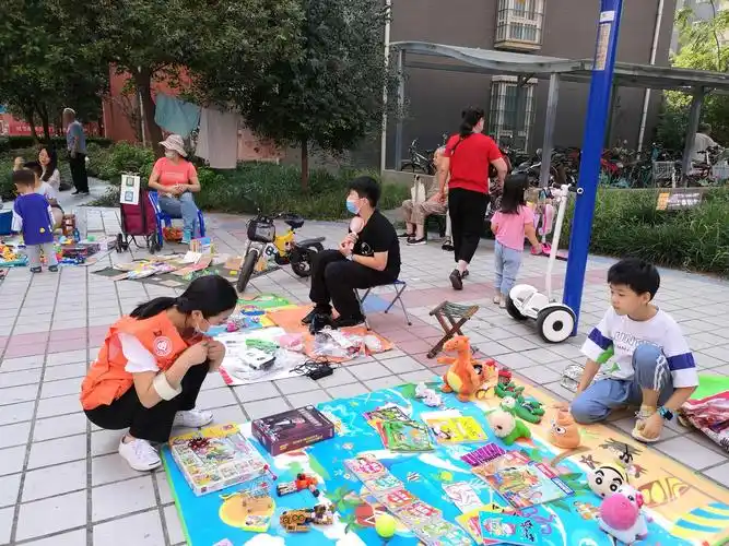 娃娃们淘宝街上练摊儿垃圾分类宣传也来凑热闹