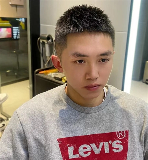 男生都在剪的前刺发型 今年男生短发趋势公开_男士短发 - 美发站